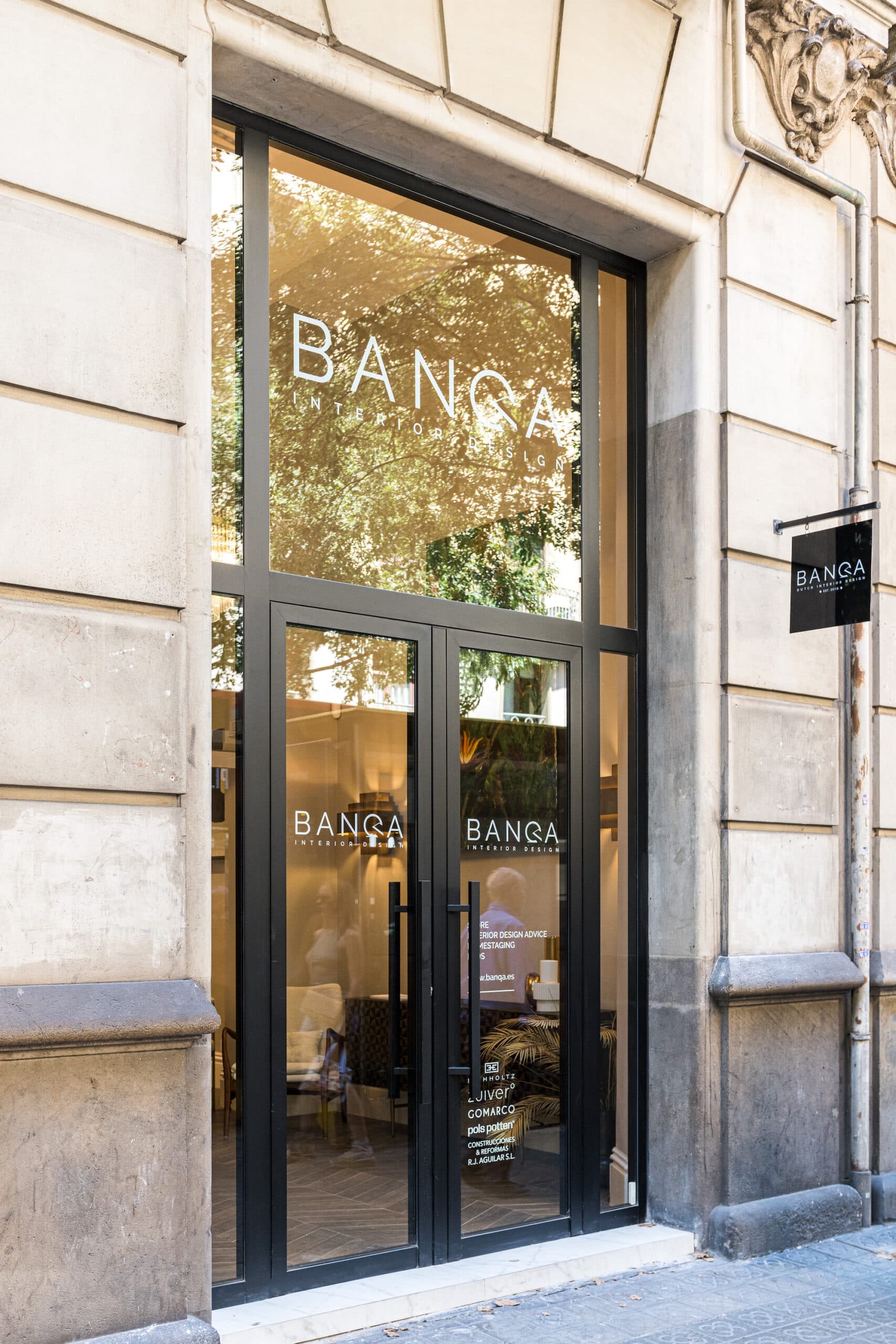 Interior de BANQA con texturas en capas, asientos de diseño y tonos cálidos