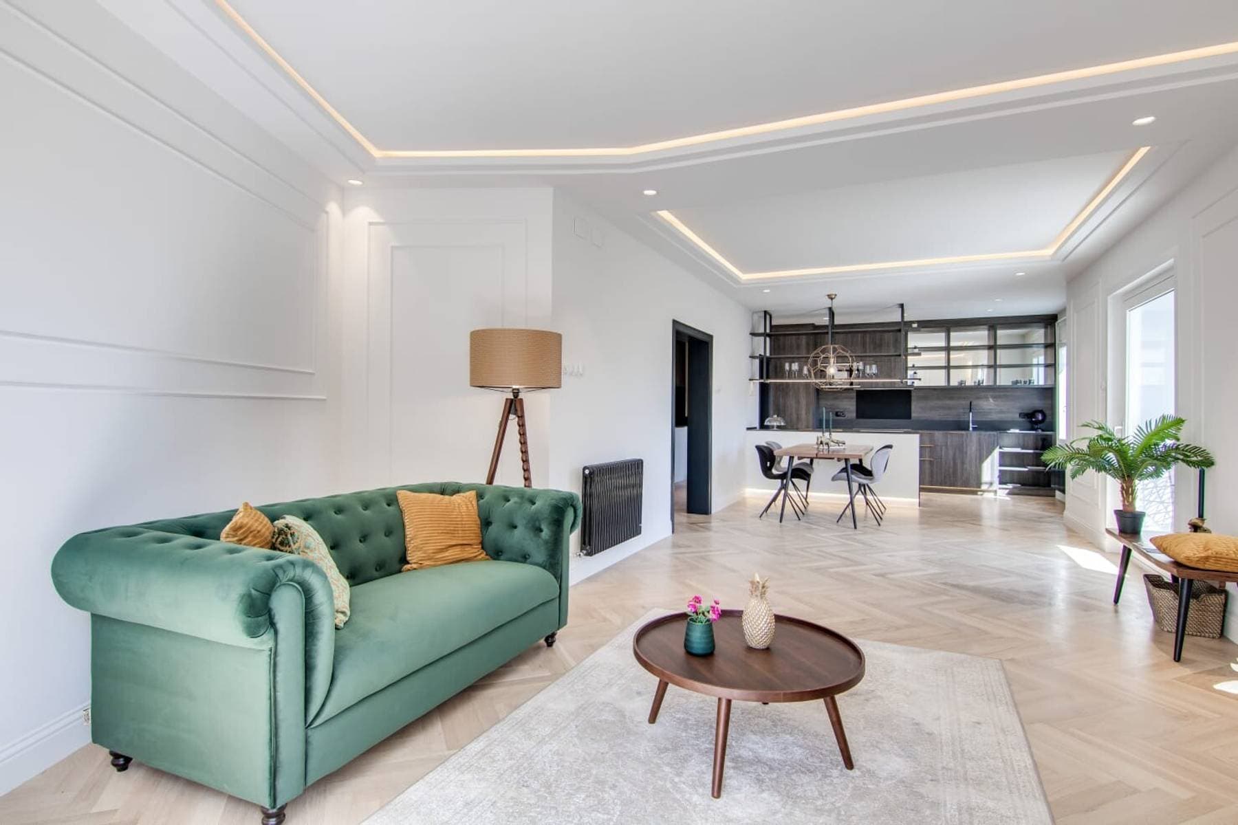 Salón preparado por BANQA con sofá Chesterfield de terciopelo verde