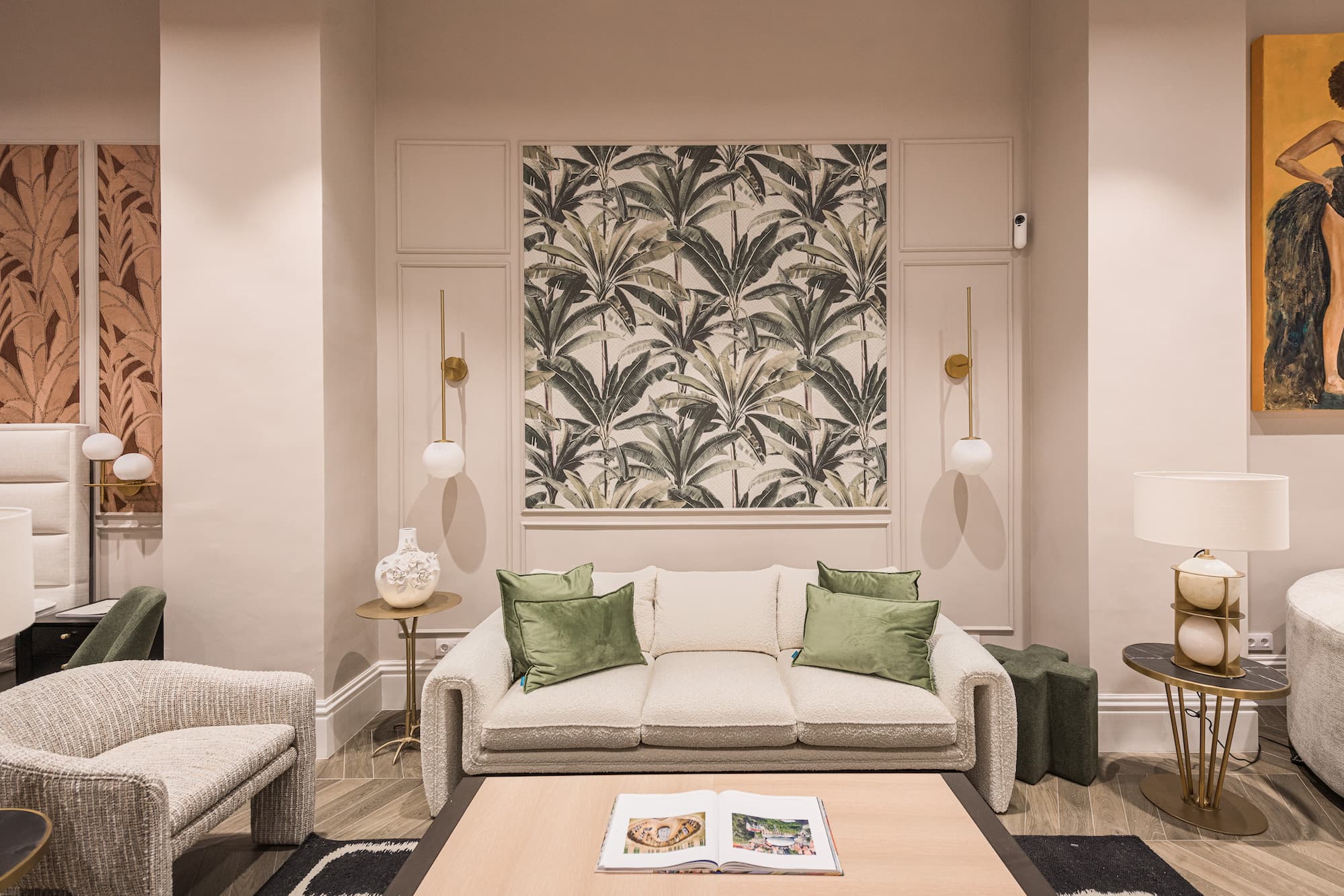 Interior del showroom de BANQA en Barcelona con un sofá de bouclé y apliques de latón